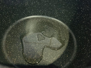 3、啤酒炖牛肉,锅里加1勺油；