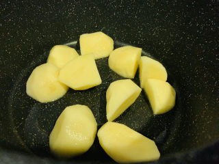 4、啤酒炖牛肉,把土豆先放进去炒香；