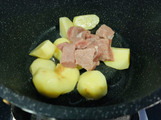 5、啤酒炖牛肉,倒入牛肉；