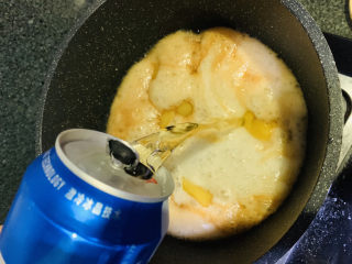 10、啤酒炖牛肉,慢慢加入啤酒；