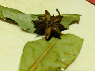 12、啤酒炖牛肉,八角和香叶洗净；