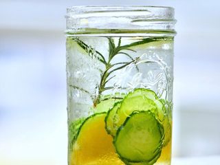 18、果蔬养颜水,迷迭香可以促进血液循环，预防黑眼圈。黄瓜的钾可以排掉代谢物质，使身体轻盈。