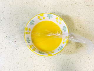 7、虾皮鸡蛋羹,盖上一层保鲜膜