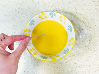 8、虾皮鸡蛋羹,用牙签搓成小洞洞，以防蒸时鼓起来