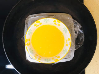 9、虾皮鸡蛋羹,移至锅里，隔水大火蒸熟