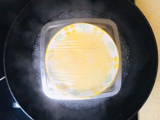 10、虾皮鸡蛋羹,蒸至八成熟时