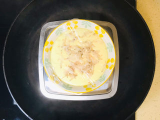 12、虾皮鸡蛋羹,继续大火蒸熟