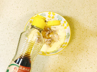 15、虾皮鸡蛋羹,倒入生抽提鲜