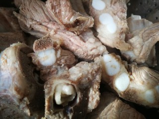 3、初冬山药排骨汤,水开把排骨捞出来。