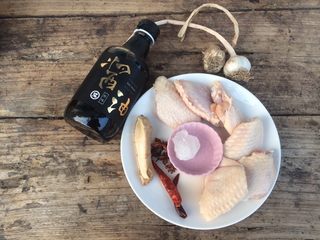 1、蒜香鸡翅,准备食材