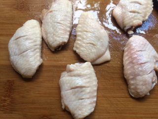 2、蒜香鸡翅,鸡翅划两刀方便入味