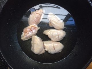 3、蒜香鸡翅,冷水入锅焯烫一下