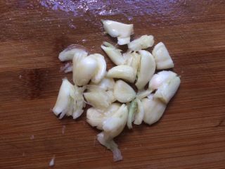 4、蒜香鸡翅,蒜去皮拍碎