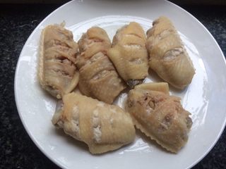 5、蒜香鸡翅,鸡翅中捞出沥干备用