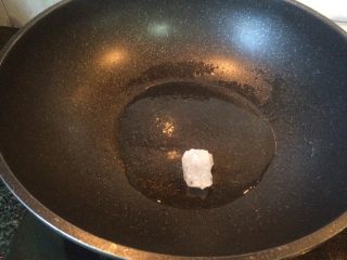 6、蒜香鸡翅,锅中热油,放入冰糖,这个步骤小火