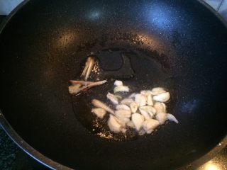 8、蒜香鸡翅,加入姜丝蒜瓣爆香