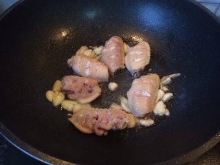 9、蒜香鸡翅,加入鸡翅