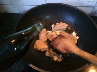 10、蒜香鸡翅,倒入料酒