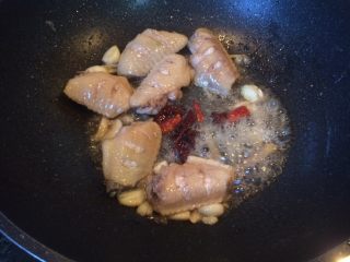 11、蒜香鸡翅,加入八角和干辣椒