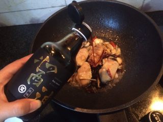 12、蒜香鸡翅,倒入百年工艺又伊鲜酱油