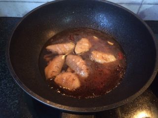 13、蒜香鸡翅,倒入没过鸡翅的水,大火煮开转小火慢炖
