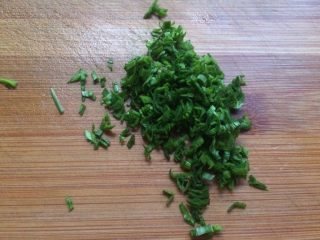 14、蒜香鸡翅,蒜叶切碎