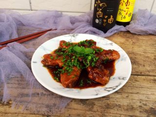 16、蒜香鸡翅,最后撒上蒜叶即可