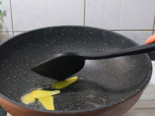 1、懒人糖醋排骨,姜片炒香