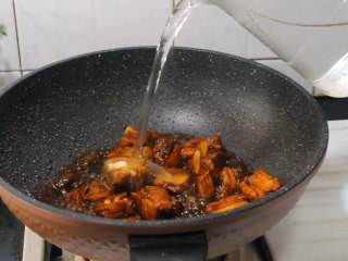 9、懒人糖醋排骨,加入热水没过排骨