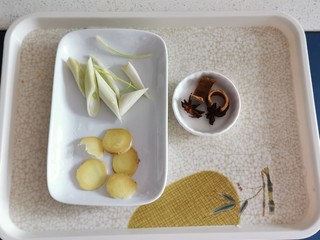 4、胡萝卜玉米排骨汤,葱切段 姜切片  八角桂皮备好