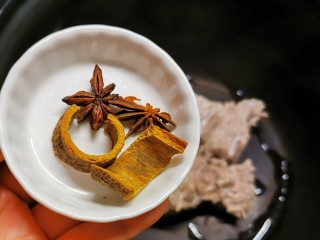 6、胡萝卜玉米排骨汤,排骨捞出放入压力锅内胆 放入八角桂皮