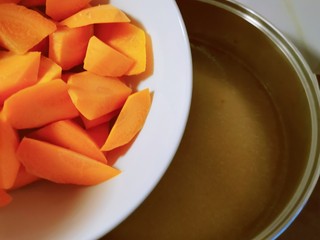 11、胡萝卜玉米排骨汤,放入胡萝卜块