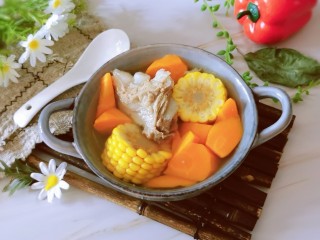 16、胡萝卜玉米排骨汤,出锅啦  香香的呀