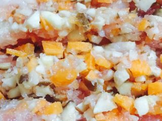 2、#宝宝辅食#香菇小米营养肉饼,全部材料剁碎!越碎口感越好!宝宝吃起来也非常方便!