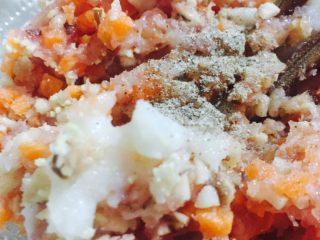 6、#宝宝辅食#香菇小米营养肉饼,胡椒粉约3克!我这里用的黑胡椒粉!增加香味!