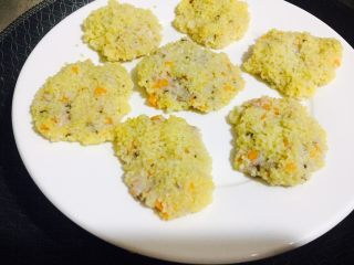 10、#宝宝辅食#香菇小米营养肉饼,冷水上锅蒸15分钟!大火进行!