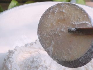 4、鱼香茄子,沾裹上面粉/淀粉都可以（我用的普通面粉）