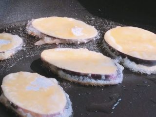 6、鱼香茄子,入锅煎至