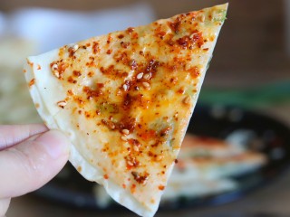 12、饺子皮版葱香酥饼,涂上自己喜欢的辣椒酱,太美味了!