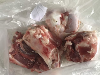 1、冬瓜猪骨汤,准备好大骨头