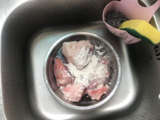 2、冬瓜猪骨汤,骨头里加少许面粉抓拌均匀