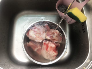 3、冬瓜猪骨汤,再清洗干净