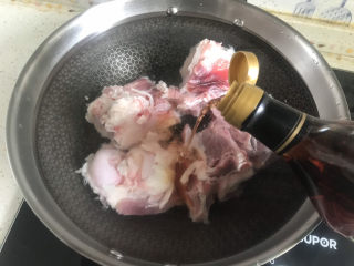 4、冬瓜猪骨汤,骨头冷水下锅加入适量料酒煮沸