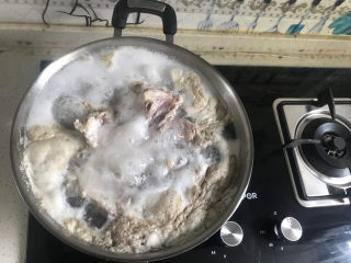 5、冬瓜猪骨汤,煮出血沫