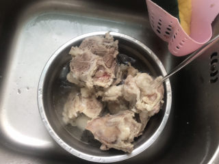 6、冬瓜猪骨汤,捞出骨头洗掉血末