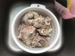 7、冬瓜猪骨汤,沥干水份备用