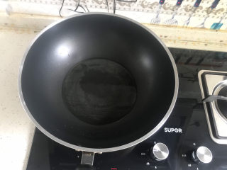 8、冬瓜猪骨汤,起锅热油