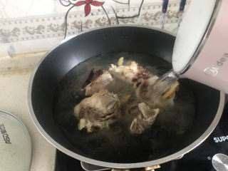 11、冬瓜猪骨汤,加入适量开水