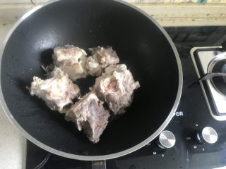 9、冬瓜猪骨汤,下入骨头小火煸炒