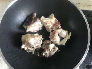 10、冬瓜猪骨汤,煸炒至表面微焦